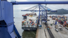 Os portos de Paranaguá e Antonina movimentaram 3,44 milhões de toneladas de carga nos primeiros 31 dias do ano. Janeiro foi um mês de alta nos volumes de carga geral e granéis líquidos, tanto importação quanto exportação. Os terminais paranaenses apostam na multimodalidade e tiveram destaque no embarque de açúcar em saca, contêineres, óleo vegetal e derivados de petróleo.  -  Paranaguá, 20/02/2020  -  Foto: Claudio Neves/Portos do Paraná
