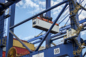 Os portos de Paranaguá e Antonina movimentaram 3,44 milhões de toneladas de carga nos primeiros 31 dias do ano. Janeiro foi um mês de alta nos volumes de carga geral e granéis líquidos, tanto importação quanto exportação. Os terminais paranaenses apostam na multimodalidade e tiveram destaque no embarque de açúcar em saca, contêineres, óleo vegetal e derivados de petróleo.  -  Paranaguá, 20/02/2020  -  Foto: Claudio Neves/Portos do Paraná
