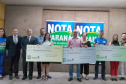 O programa Nota Paraná, da Secretaria de Estado da Fazenda, entregou nesta terça-feira (18) os cheques aos vencedores do concurso deste mês de fevereiro. Este foi o último sorteio que destina os valores de R$ 50 mil, R$ 30 mil e R$ 20 mil aos contribuintes que colocam o número do CPF na nota fiscal.  -  Curitiba, 18/02/2020  -  Foto: Divulgação SEFA