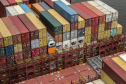A movimentação de contêineres pelo Porto de Paranaguá aumentou 29% em janeiro deste ano, na comparação com o primeiro mês de 2019. De acordo com a empresa que administra o Terminal de Contêineres de Paranaguá (TCP), os 84.601 TEUs (unidade de medida equivalente a 20 pés) movimentados em 31 dias é um recorde histórico. Além da marca alcançada, também chama a atenção a diversidade das cargas movimentadas nos contentores.