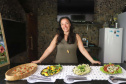 Tania Lopes, proprietária da pousada e restaurante Santuário Vitória Régia, no bairro Alto, em Antonina, litoral do Paraná.Antonina, 18-01-20.Foto: Arnaldo Alves / AEN.