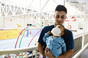 Mathias Fernandez Baião Wagner mora em Foz do Iguaçu e foi diagnosticado com problemas no fígado já nos primeiros dias de vida. Seu pai, Vitor Fernando Wagner, de 19 anos, cedeu parte do órgão para o filho. Foto: Marieli Prestes