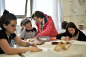 O Centro Juvenil de Artes (CJA) da Secretaria de Estado da Comunicação Social e da Cultura (SECC), instituição dedicada à formação artística de crianças e jovens no Paraná, está com inscrições abertas para o 1º semestre de 2020. São oito opções de cursos: Artes Visuais, Desenho, Fotografia, Modelagem, Mosaico, Pintura, Teatro e Videoarte, destinados a crianças e adolescentes de 8 a 17 anos. As aulas iniciam no dia 2 de março e vão até 26 de junho de 2020. Foto: Kraw Penas/SECC