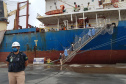 Um exercício simulado reuniu nesta sexta-feira (21) agentes de saúde, trabalhadores e autoridade portuária no combate ao coronavírus no Porto de Paranaguá. A simulação da chegada de um tripulante de navio com sintomas do novo Covid-19 reuniu Portos do Paraná, Agência Nacional de Vigilância Sanitária (Anvisa), Primeira Regional de Saúde, Samu, Hospital Regional do Litoral e o Órgão Gestor de Mão de Obra do Trabalhador Portuário (OGMO). Foto: Portos do Paraná