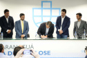 O governador Carlos Massa Ratinho Junior e o ministro de Infraestrutura, Tarcísio Freitas, assinaram nesta quinta-feira (27), às 10 horas, o contrato com a Klabin de arrendamento de área no Porto de Paranaguá, para movimentação de celulose. A assinatura será na sede administrativa do Porto de Paranaguá. 