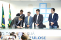 O governador Carlos Massa Ratinho Junior e o ministro de Infraestrutura, Tarcísio Freitas, assinaram nesta quinta-feira (27), às 10 horas, o contrato com a Klabin de arrendamento de área no Porto de Paranaguá, para movimentação de celulose. A assinatura será na sede administrativa do Porto de Paranaguá. 