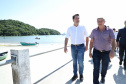 O governador Carlos Massa Ratinho Junior assinou nesta quinta-feira (27) a ordem de serviço para o início das obras de reforma e melhorias nos trapiches de Nova Brasília e Encantadas, na Ilha do Mel, em Paranaguá. O ministro de Infraestrutura, Tarcísio Gomes de Freitas, participou da solenidade. O investimento de R$ 9,5 milhões são da empresa pública Portos do Paraná. As obras devem demorar cerca de sete meses. - Curitiba, 27/02/2020 - Foto: José Fernando Ogura/AEN