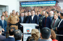 O governador Carlos Massa Ratinho Junior formalizou nesta terça-feira (03) o início do concurso para contratação de 2.400 policiais e bombeiros militares. Em solenidade no Palácio Iguaçu, o governador firmou o contrato com a Fundação da Universidade Federal do Paraná (Funpar), que será a responsável pela organização do concurso.