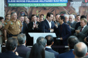 O governador Carlos Massa Ratinho Junior formalizou nesta terça-feira (03) o início do concurso para contratação de 2.400 policiais e bombeiros militares. Em solenidade no Palácio Iguaçu, o governador firmou o contrato com a Fundação da Universidade Federal do Paraná (Funpar), que será a responsável pela organização do concurso.