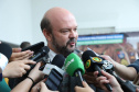 O governador Carlos Massa Ratinho Junior formalizou nesta terça-feira (03) o início do concurso para contratação de 2.400 policiais e bombeiros militares. Em solenidade no Palácio Iguaçu, o governador firmou o contrato com a Fundação da Universidade Federal do Paraná (Funpar), que será a responsável pela organização do concurso.