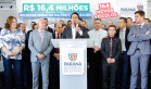 Veículos repassados pelo governador Ratinho Junior beneficiam 96 municípios e estão dentro da política de levar a saúde para mais perto das pessoas. Investimento foi de R$ 16,4 milhões e faz parte de um pacote que poderá abranger 1.500 equipamentos nos próximos meses.
Foto: Rodrigo Felix Leal