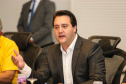 O Governador Carlos Massa Ratinho Junior acompanha nesta quarta-feira (4), o balanço das ações e dos atendimentos feitos durante a temporada Verão Maior 2019/2020, no Litoral e no Interior do Estado. Acompanhado do o secretário da Segurança Pública, Romulo Marinho, coordenador do Verão Maior.   Curitiba, 04/03/2020 - Foto: Geraldo Bubniak/AEN