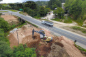 Depois de mais de 30 anos de espera pela população, as obras de duplicação da PR-092, a Rodovia dos Minérios, estão saindo do papel. O governador Carlos Massa Ratinho Junior vistoriou as obras nesta quinta-feira (05), no trecho entre Curitiba e Almirante Tamandaré. 