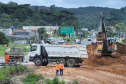 Depois de mais de 30 anos de espera pela população, as obras de duplicação da PR-092, a Rodovia dos Minérios, estão saindo do papel. O governador Carlos Massa Ratinho Junior vistoriou as obras nesta quinta-feira (05), no trecho entre Curitiba e Almirante Tamandaré. 