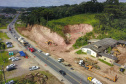 Depois de mais de 30 anos de espera pela população, as obras de duplicação da PR-092, a Rodovia dos Minérios, estão saindo do papel. O governador Carlos Massa Ratinho Junior vistoriou as obras nesta quinta-feira (05), no trecho entre Curitiba e Almirante Tamandaré. 