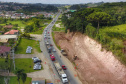 Depois de mais de 30 anos de espera pela população, as obras de duplicação da PR-092, a Rodovia dos Minérios, estão saindo do papel. O governador Carlos Massa Ratinho Junior vistoriou as obras nesta quinta-feira (05), no trecho entre Curitiba e Almirante Tamandaré. 