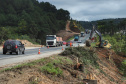 Depois de mais de 30 anos de espera pela população, as obras de duplicação da PR-092, a Rodovia dos Minérios, estão saindo do papel. O governador Carlos Massa Ratinho Junior vistoriou as obras nesta quinta-feira (05), no trecho entre Curitiba e Almirante Tamandaré. 