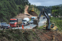 Depois de mais de 30 anos de espera pela população, as obras de duplicação da PR-092, a Rodovia dos Minérios, estão saindo do papel. O governador Carlos Massa Ratinho Junior vistoriou as obras nesta quinta-feira (05), no trecho entre Curitiba e Almirante Tamandaré. 