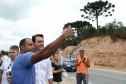 Depois de mais de 30 anos de espera pela população, as obras de duplicação da PR-092, a Rodovia dos Minérios, estão saindo do papel. O governador Carlos Massa Ratinho Junior vistoriou as obras nesta quinta-feira (05), no trecho entre Curitiba e Almirante Tamandaré. 
