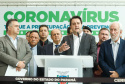 O Governo do Paraná apresentou nesta segunda-feira (16) as principais medidas adotadas para o enfrentamento da epidemia do coronavírus no Estado. Contidas em decreto assinado pelo governador Carlos Massa Ratinho Junior, as medidas reduzem as possibilidades de contato entre as pessoas para conter a propagação do vírus, determinam ações específicas no âmbito da saúde, ampliam a proteção a servidores incluídos em grupos de risco e fortalecem ações nas fronteiras e divisas.
