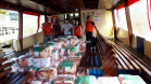 Os moradores da Ilha do Mel, em Paranaguá, receberam 200 cestas básicas, no sábado (18). A entrega foi realizada a partir do direcionamento da primeira-dama, Luciana Saito Massa, e da Superintendência Geral de Ação Solidária.Foto: Defesa Civil