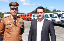 O governador Carlos Massa Ratinho Junior entregou nesta quarta-feira (22) novas viaturas, equipamentos de combate a incêndios florestais e aparelhos de atendimento a emergências derivadas da manipulação de produtos perigosos como forma de reforçar a estrutura de segurança pública do Paraná.