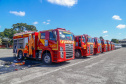 O governador Carlos Massa Ratinho Junior entregou nesta quarta-feira (22) novas viaturas, equipamentos de combate a incêndios florestais e aparelhos de atendimento a emergências derivadas da manipulação de produtos perigosos como forma de reforçar a estrutura de segurança pública do Paraná.