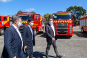 O governador Carlos Massa Ratinho Junior entregou nesta quarta-feira (22) novas viaturas, equipamentos de combate a incêndios florestais e aparelhos de atendimento a emergências derivadas da manipulação de produtos perigosos como forma de reforçar a estrutura de segurança pública do Paraná.