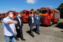 O governador Carlos Massa Ratinho Junior entregou nesta quarta-feira (22) novas viaturas, equipamentos de combate a incêndios florestais e aparelhos de atendimento a emergências derivadas da manipulação de produtos perigosos como forma de reforçar a estrutura de segurança pública do Paraná.