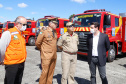 O governador Carlos Massa Ratinho Junior entregou nesta quarta-feira (22) novas viaturas, equipamentos de combate a incêndios florestais e aparelhos de atendimento a emergências derivadas da manipulação de produtos perigosos como forma de reforçar a estrutura de segurança pública do Paraná.