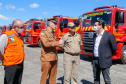 O governador Carlos Massa Ratinho Junior entregou nesta quarta-feira (22) novas viaturas, equipamentos de combate a incêndios florestais e aparelhos de atendimento a emergências derivadas da manipulação de produtos perigosos como forma de reforçar a estrutura de segurança pública do Paraná.
