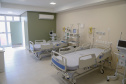 O governador Carlos Massa Ratinho Junior confirmou nesta sexta-feira (24) a contratação de 108 novos leitos para o Hospital Universitário de Maringá. O investimento é de R$ 15,3 milhões, sendo R$ 7,8 milhões para custeio para os próximos seis meses e R$ 7,5 milhões em equipamentos, mobília e insumos médicos.Foto: Gilson Abreu/AEN