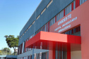 O Hospital Universitário do Oeste do Paraná, em Cascavel, ganha reforço para o atendimento de pacientes com a Covid-19 na região. Passa de 10 para 30 o número de leitos de Unidade de Terapia Intensiva (UTI). Os leitos de enfermaria serão ampliados de 20 para 32. A medida foi confirmada pelo governador Carlos Massa Ratinho Junior, que esteve no HU do Oeste nesta sexta-feira (24) para acompanhar as ações de estruturação para enfrentamento ao novo coronavírus.
