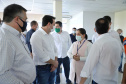 O Hospital Universitário do Oeste do Paraná, em Cascavel, ganha reforço para o atendimento de pacientes com a Covid-19 na região. Passa de 10 para 30 o número de leitos de Unidade de Terapia Intensiva (UTI). Os leitos de enfermaria serão ampliados de 20 para 32. A medida foi confirmada pelo governador Carlos Massa Ratinho Junior, que esteve no HU do Oeste nesta sexta-feira (24) para acompanhar as ações de estruturação para enfrentamento ao novo coronavírus.
