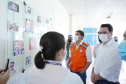 O Hospital Universitário do Oeste do Paraná, em Cascavel, ganha reforço para o atendimento de pacientes com a Covid-19 na região. Passa de 10 para 30 o número de leitos de Unidade de Terapia Intensiva (UTI). Os leitos de enfermaria serão ampliados de 20 para 32. A medida foi confirmada pelo governador Carlos Massa Ratinho Junior, que esteve no HU do Oeste nesta sexta-feira (24) para acompanhar as ações de estruturação para enfrentamento ao novo coronavírus.
