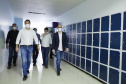 O Hospital Universitário do Oeste do Paraná, em Cascavel, ganha reforço para o atendimento de pacientes com a Covid-19 na região. Passa de 10 para 30 o número de leitos de Unidade de Terapia Intensiva (UTI). Os leitos de enfermaria serão ampliados de 20 para 32. A medida foi confirmada pelo governador Carlos Massa Ratinho Junior, que esteve no HU do Oeste nesta sexta-feira (24) para acompanhar as ações de estruturação para enfrentamento ao novo coronavírus.
