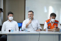 O Hospital Universitário do Oeste do Paraná, em Cascavel, ganha reforço para o atendimento de pacientes com a Covid-19 na região. Passa de 10 para 30 o número de leitos de Unidade de Terapia Intensiva (UTI). Os leitos de enfermaria serão ampliados de 20 para 32. A medida foi confirmada pelo governador Carlos Massa Ratinho Junior, que esteve no HU do Oeste nesta sexta-feira (24) para acompanhar as ações de estruturação para enfrentamento ao novo coronavírus.
