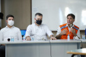 O Hospital Universitário do Oeste do Paraná, em Cascavel, ganha reforço para o atendimento de pacientes com a Covid-19 na região. Passa de 10 para 30 o número de leitos de Unidade de Terapia Intensiva (UTI). Os leitos de enfermaria serão ampliados de 20 para 32. A medida foi confirmada pelo governador Carlos Massa Ratinho Junior, que esteve no HU do Oeste nesta sexta-feira (24) para acompanhar as ações de estruturação para enfrentamento ao novo coronavírus.
