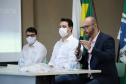 O Hospital Universitário do Oeste do Paraná, em Cascavel, ganha reforço para o atendimento de pacientes com a Covid-19 na região. Passa de 10 para 30 o número de leitos de Unidade de Terapia Intensiva (UTI). Os leitos de enfermaria serão ampliados de 20 para 32. A medida foi confirmada pelo governador Carlos Massa Ratinho Junior, que esteve no HU do Oeste nesta sexta-feira (24) para acompanhar as ações de estruturação para enfrentamento ao novo coronavírus.
