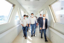O Hospital Universitário do Oeste do Paraná, em Cascavel, ganha reforço para o atendimento de pacientes com a Covid-19 na região. Passa de 10 para 30 o número de leitos de Unidade de Terapia Intensiva (UTI). Os leitos de enfermaria serão ampliados de 20 para 32. A medida foi confirmada pelo governador Carlos Massa Ratinho Junior, que esteve no HU do Oeste nesta sexta-feira (24) para acompanhar as ações de estruturação para enfrentamento ao novo coronavírus.
