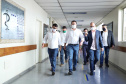 O Hospital Universitário do Oeste do Paraná, em Cascavel, ganha reforço para o atendimento de pacientes com a Covid-19 na região. Passa de 10 para 30 o número de leitos de Unidade de Terapia Intensiva (UTI). Os leitos de enfermaria serão ampliados de 20 para 32. A medida foi confirmada pelo governador Carlos Massa Ratinho Junior, que esteve no HU do Oeste nesta sexta-feira (24) para acompanhar as ações de estruturação para enfrentamento ao novo coronavírus.
