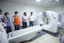 O Hospital Universitário do Oeste do Paraná, em Cascavel, ganha reforço para o atendimento de pacientes com a Covid-19 na região. Passa de 10 para 30 o número de leitos de Unidade de Terapia Intensiva (UTI). Os leitos de enfermaria serão ampliados de 20 para 32. A medida foi confirmada pelo governador Carlos Massa Ratinho Junior, que esteve no HU do Oeste nesta sexta-feira (24) para acompanhar as ações de estruturação para enfrentamento ao novo coronavírus.
