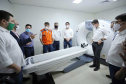 O Hospital Universitário do Oeste do Paraná, em Cascavel, ganha reforço para o atendimento de pacientes com a Covid-19 na região. Passa de 10 para 30 o número de leitos de Unidade de Terapia Intensiva (UTI). Os leitos de enfermaria serão ampliados de 20 para 32. A medida foi confirmada pelo governador Carlos Massa Ratinho Junior, que esteve no HU do Oeste nesta sexta-feira (24) para acompanhar as ações de estruturação para enfrentamento ao novo coronavírus.
