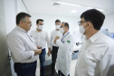 O Hospital Universitário do Oeste do Paraná, em Cascavel, ganha reforço para o atendimento de pacientes com a Covid-19 na região. Passa de 10 para 30 o número de leitos de Unidade de Terapia Intensiva (UTI). Os leitos de enfermaria serão ampliados de 20 para 32. A medida foi confirmada pelo governador Carlos Massa Ratinho Junior, que esteve no HU do Oeste nesta sexta-feira (24) para acompanhar as ações de estruturação para enfrentamento ao novo coronavírus.
