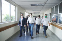 O Hospital Universitário do Oeste do Paraná, em Cascavel, ganha reforço para o atendimento de pacientes com a Covid-19 na região. Passa de 10 para 30 o número de leitos de Unidade de Terapia Intensiva (UTI). Os leitos de enfermaria serão ampliados de 20 para 32. A medida foi confirmada pelo governador Carlos Massa Ratinho Junior, que esteve no HU do Oeste nesta sexta-feira (24) para acompanhar as ações de estruturação para enfrentamento ao novo coronavírus.
