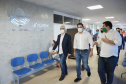 O Hospital Universitário do Oeste do Paraná, em Cascavel, ganha reforço para o atendimento de pacientes com a Covid-19 na região. Passa de 10 para 30 o número de leitos de Unidade de Terapia Intensiva (UTI). Os leitos de enfermaria serão ampliados de 20 para 32. A medida foi confirmada pelo governador Carlos Massa Ratinho Junior, que esteve no HU do Oeste nesta sexta-feira (24) para acompanhar as ações de estruturação para enfrentamento ao novo coronavírus.
