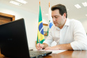 O governador Carlos Massa Ratinho Junior em reunião por videoconferência com representantes de diferentes associações e consórcios municipais do Estado. 