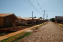 Cinquenta famílias de Nova Aurora, na região Oeste do Paraná, receberam nesta sexta-feira (8) as chaves de casas populares construídas em um trabalho integrado do Governo do Estado com o governo federal e a prefeitura. Foto: Cohapar