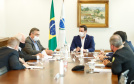 O Governo do Paraná vai reforçar a fiscalização nos postos instalados na divisa com São Paulo a partir desta quinta-feira (21). O número de agentes será ampliado em cerca de 40% nos 11 pontos em funcionamento. A medida foi definida nesta quarta-feira, em reunião do governador Carlos Massa Ratinho Junior com vários secretários e equipes, e valerá enquanto durar o feriadão prolongado de seis dias na capital paulista, que vai até segunda-feira (25).