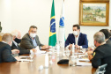 O Governo do Paraná vai reforçar a fiscalização nos postos instalados na divisa com São Paulo a partir desta quinta-feira (21). O número de agentes será ampliado em cerca de 40% nos 11 pontos em funcionamento. A medida foi definida nesta quarta-feira, em reunião do governador Carlos Massa Ratinho Junior com vários secretários e equipes, e valerá enquanto durar o feriadão prolongado de seis dias na capital paulista, que vai até segunda-feira (25).